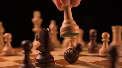 Chess queen strikes down pawn 스톡 동영상 116270300