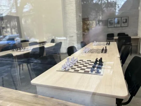 A chess set on the tables for simultaneous play sessions with a view through the Foto stock