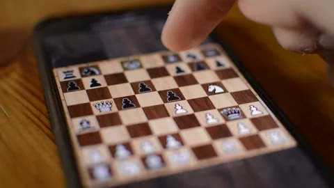 Chess video game on iphone. video game player on phone. 库存影片 229703495