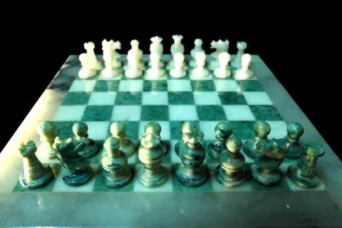 Chessboard and alabaster chess e Foto stock