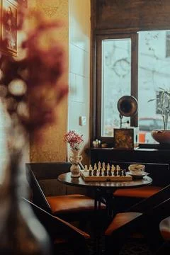 Chessboard ready for a game at a cozy cafe table Foto stock
