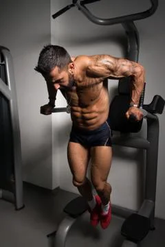 Chest And Triceps Exercise on Parallel Bars Stock-Fotos