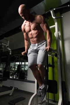 Chest And Triceps Exercise on Parallel Bars Foto stock