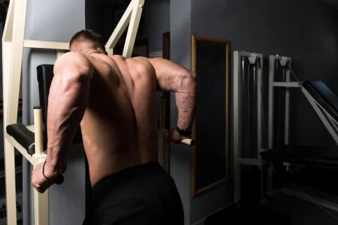 Chest And Triceps Exercise on Parallel Bars Stock-Fotos