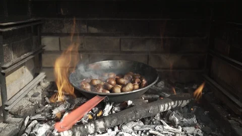 Chest Nuts Cooking on Fire Video stock 120132587