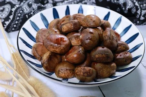 The chestnuts are on the table Stock-Fotos