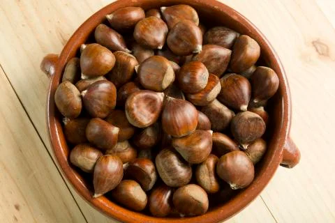 Chestnuts in an earthenware bowl. Foto stock