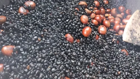 Chestnuts fired on a hot pan. 库存影片 144382752