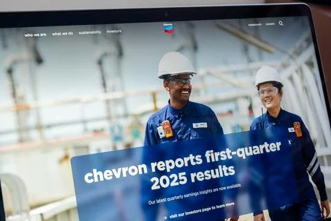 Chevron website displaying first-quarter 2025 results on laptop screen Fotos de archivo