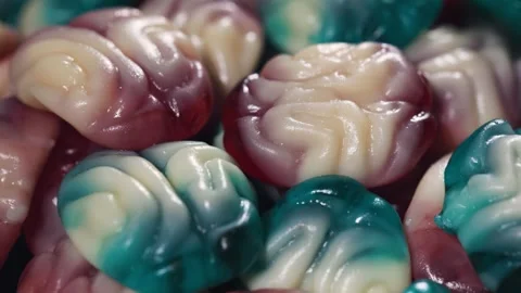Chewy jelly candy in the form of a brain. Scary sweets for Halloween party. Vídeo Stock 320466580