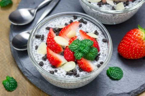 Chia seed pudding with strawberries, almond and chocolate cookie crumbs Foto stock