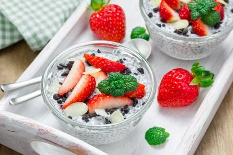 Chia seed pudding with strawberries, almond and chocolate cookie crumbs Foto stock