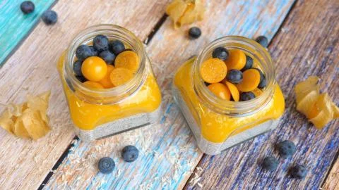 Chia Seed Vegan Pudding With Mango, Physalis And Blueberry. 스톡 사진