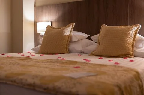 Chic and cozy bed arrangement designed for memorable celebration evening Foto stock
