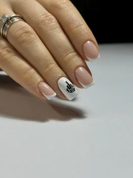 Chic French Nails with Bold Statement Art Foto stock
