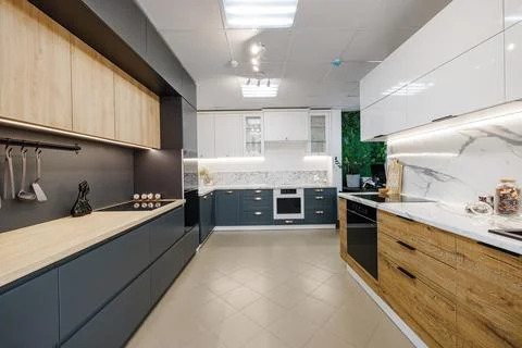 Chic Harmony A Contemporary Kitchen Showcasing Elegant Wooden and Crisp Whi.. Foto stock