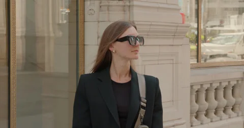 Chic lady explores urban streets confidently, refined woman in tailored outfit Vidéo 321022609