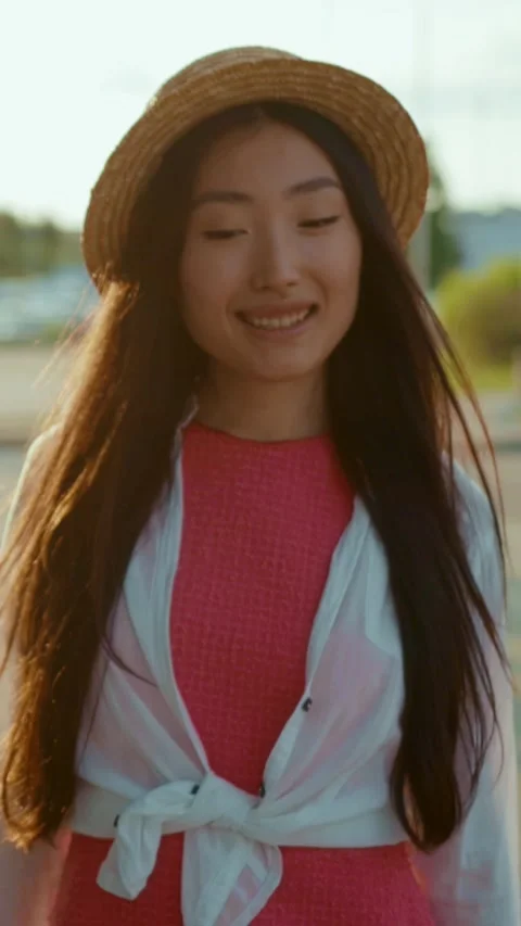 This Chic Summer Outfit with a Knot Design is Absolutely Perfect for Warm Sunny 動画素材 314358198