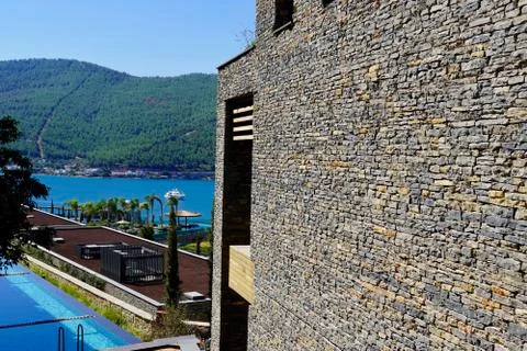 Chic views of the beach and the emerald lagoon, swimming pool between the walls Stock-Fotos