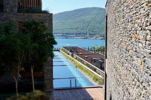Chic views of the beach and the emerald lagoon, swimming pool between the walls Stock-Fotos