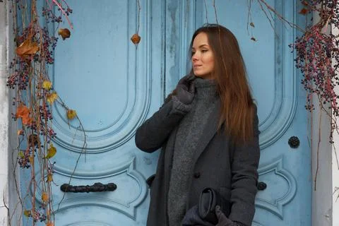 Chic Winter Look by a Blue Door with Ivy in Montmartre, Paris 写真素材