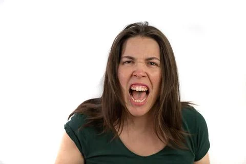 Chica joven de pelo largo con expresion de enfado , gritando Stock Photos
