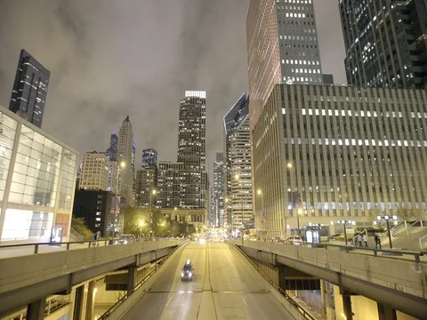 Chicago - Above Traffic in South Loop at Night - 4K Vidéo 81013170