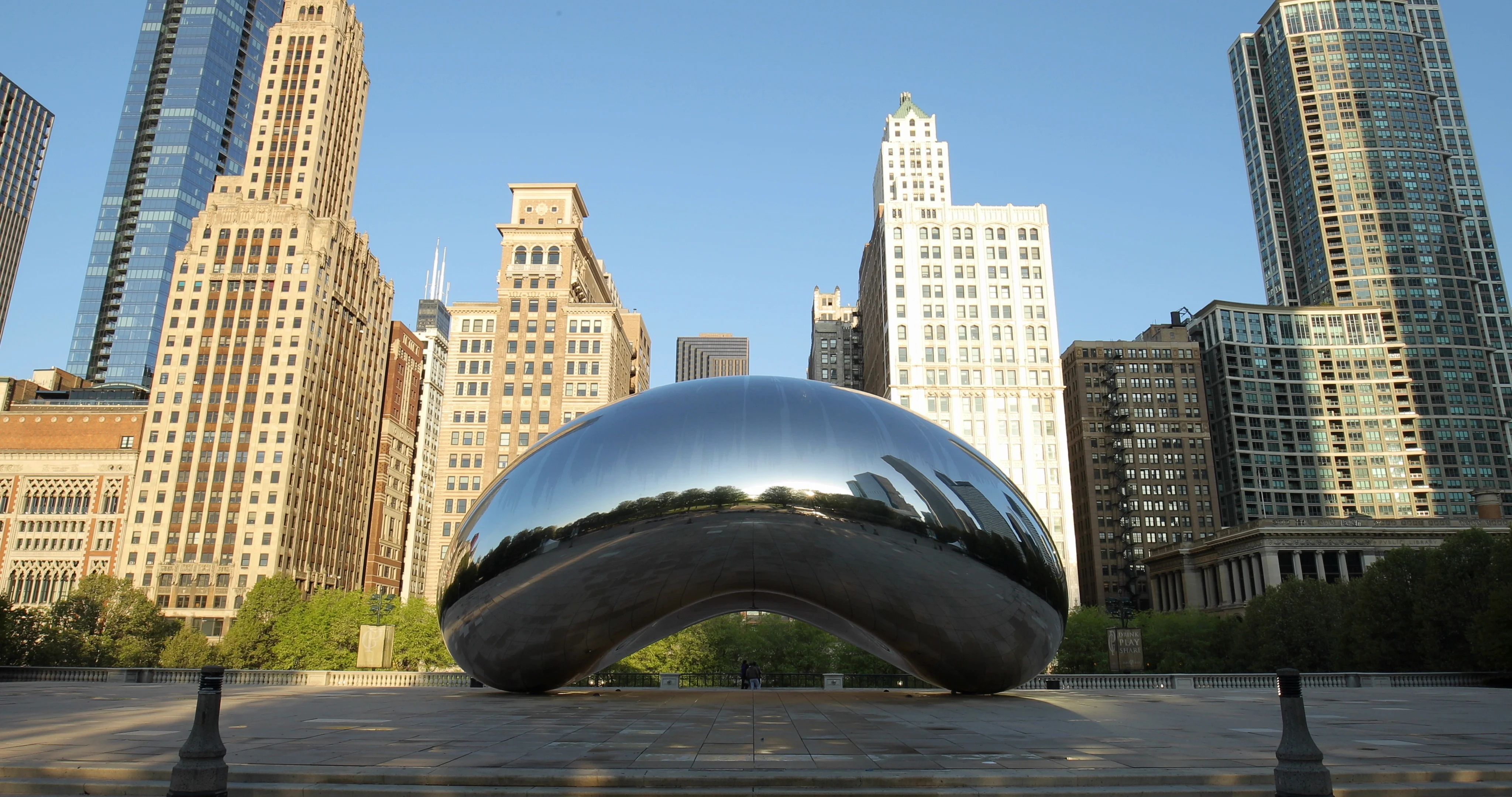 https://images.pond5.com/chicago-bean-silver-mirror-sculpture-090048338_prevstill.jpeg