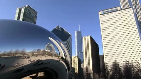 Chicago buildings reflecting in Cloud Gate Vídeo Stock 10839217