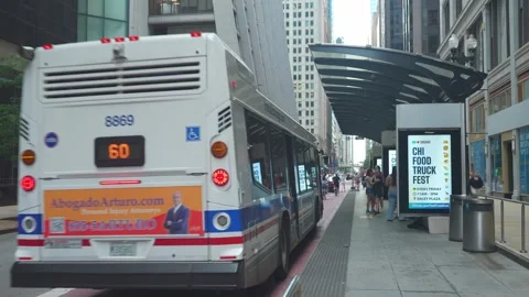 Chicago Downtown Intersection With Traffic And Elevated Train Passing Video stock 336016750