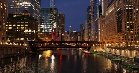Chicago downtown river bridge train evening night skyline buildings Stock Footage 90049108