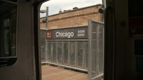 Chicago-El train-door close, station sign 스톡 동영상 46250288