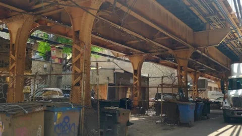 Chicago Elevated Train Tracks Over Urban Alley With Truck And Trash Bins Vídeo Stock 335911802
