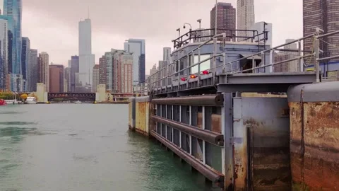 With the Chicago Harbor Lock re-opened, we are returning to the Chicago River 库存影片 225389032