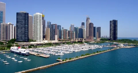 Chicago Harbor &amp; Skyline by Drone Vídeos de archivo 98879752