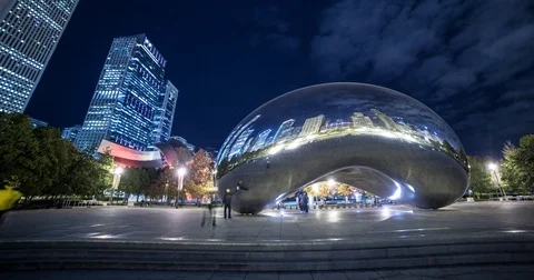 Chicago, IL, USA - Cloud Gate "the bean" at night - Timelapse zoom in Stock Footage 75289184