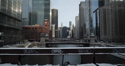 Chicago river bridge dolly moving tracking winter buildings Vidéo 85896960