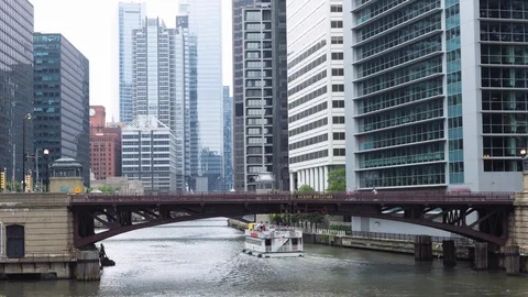 Chicago River on Cloudy Day Vídeo Stock 111173886