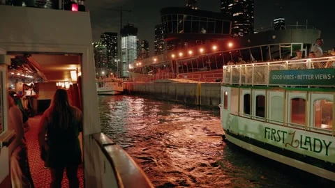 Chicago River Lock Water Level Adjustment Boat Transition Lake Michigan Night Stockbeeldmateriaal 331136467