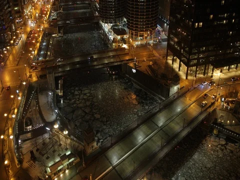 Chicago river side skyline buildings evening night cars traffic Stockbeeldmateriaal 84584144
