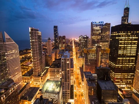 Chicago - Rooftop View above Streets of Chicago Blue Hour - 4K Timelapse Vidéo 81007735