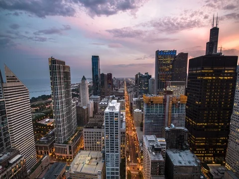 Chicago - Rooftop View above Streets of Chicago Sunset - 4K Timelapse Vidéo 81008222