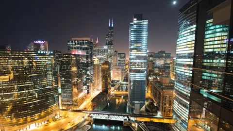 Chicago - Rooftop View of River and Downtown at Night - 4K Timelapse Vidéo 220912883