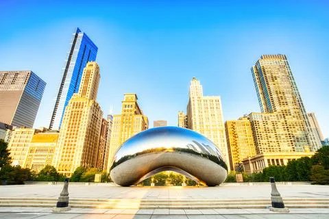 CHICAGO - September 3: Cloud Gate in Millennium Park on September 3, 2015 in Stock Photos