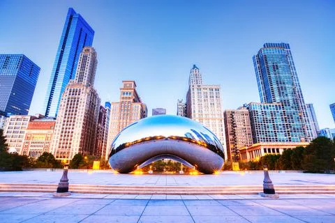 CHICAGO - September 3: Cloud Gate in Millennium Park on September 3, 2015 in Stock Photos