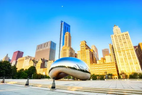 CHICAGO - September 3: Cloud Gate in Millennium Park on September 3, 2015 in Stock Photos