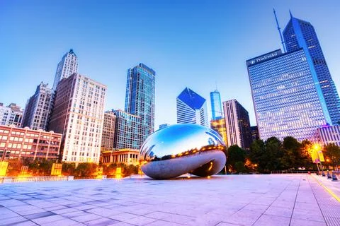 CHICAGO - September 3: Cloud Gate in Millennium Park on September 3, 2015 in Stock Photos
