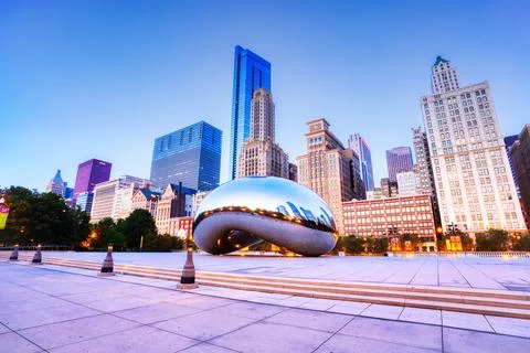 CHICAGO - September 3: Cloud Gate in Millennium Park on September 3, 2015 in Stock Photos