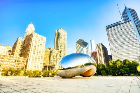 CHICAGO - September 3: Cloud Gate in Millennium Park on September 3, 2015 in Stock Photos