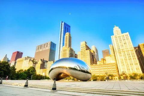 CHICAGO - September 3: Cloud Gate in Millennium Park on September 3, 2015 in Stock Photos